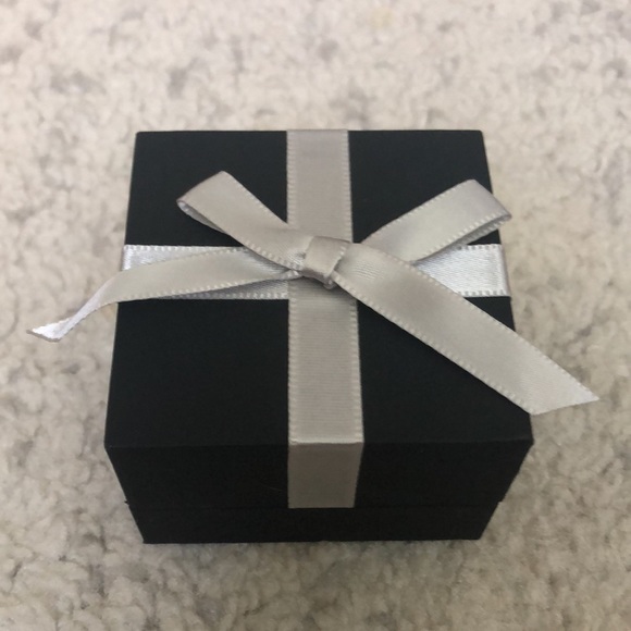 Real diamond studs - Picture 3 of 4